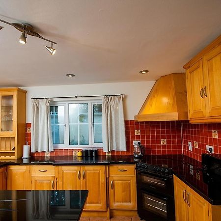 Bradog House - Beautiful 4 Bedroom House In Central バンドラン エクステリア 写真