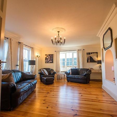 Bradog House - Beautiful 4 Bedroom House In Central バンドラン エクステリア 写真
