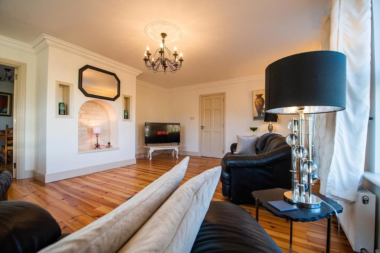 Bradog House - Beautiful 4 Bedroom House In Central バンドラン エクステリア 写真