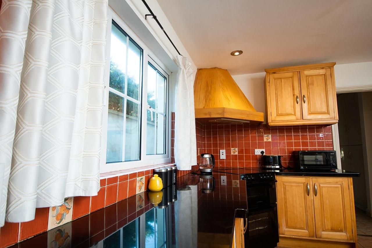 Bradog House - Beautiful 4 Bedroom House In Central バンドラン エクステリア 写真