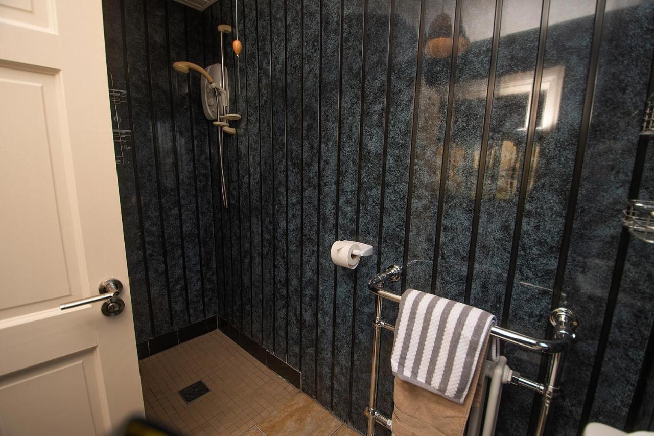 Bradog House - Beautiful 4 Bedroom House In Central バンドラン エクステリア 写真