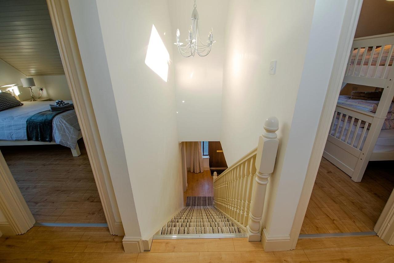 Bradog House - Beautiful 4 Bedroom House In Central バンドラン エクステリア 写真