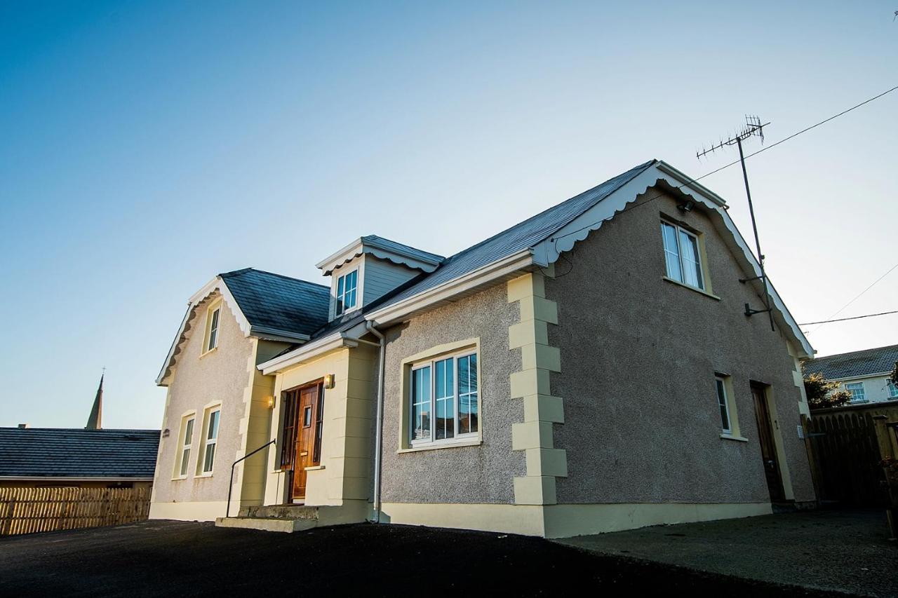 Bradog House - Beautiful 4 Bedroom House In Central バンドラン エクステリア 写真