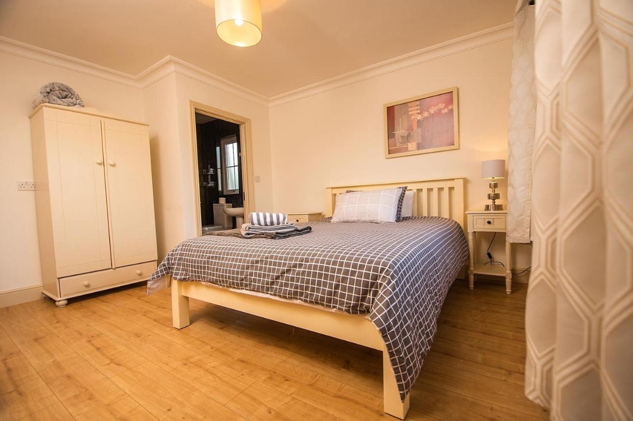 Bradog House - Beautiful 4 Bedroom House In Central バンドラン エクステリア 写真