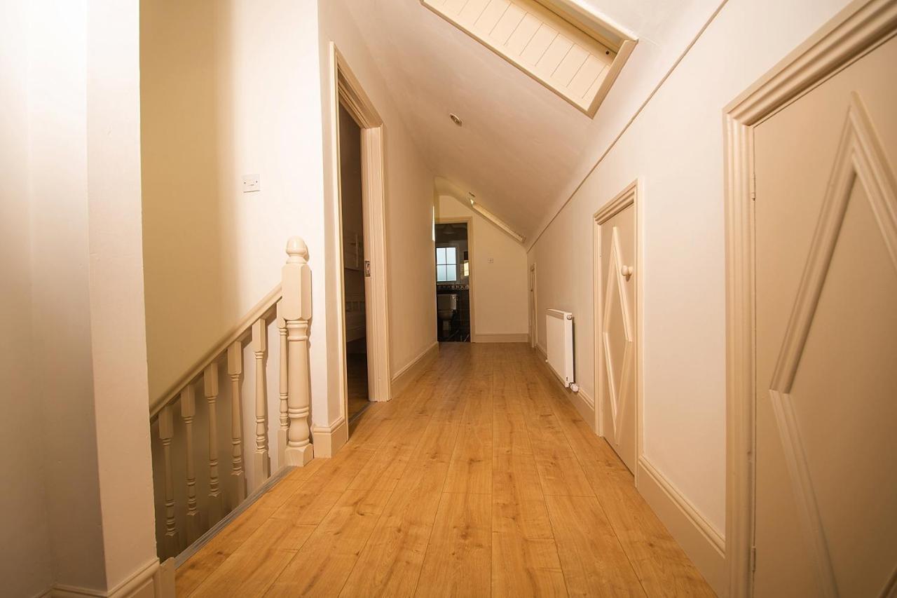 Bradog House - Beautiful 4 Bedroom House In Central バンドラン エクステリア 写真
