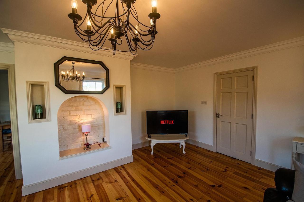 Bradog House - Beautiful 4 Bedroom House In Central バンドラン エクステリア 写真