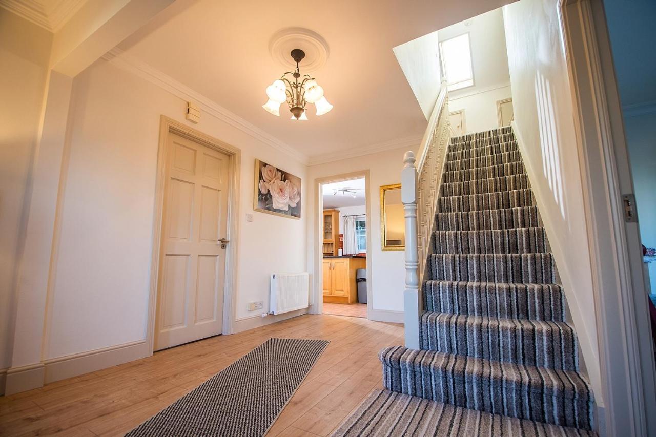 Bradog House - Beautiful 4 Bedroom House In Central バンドラン エクステリア 写真