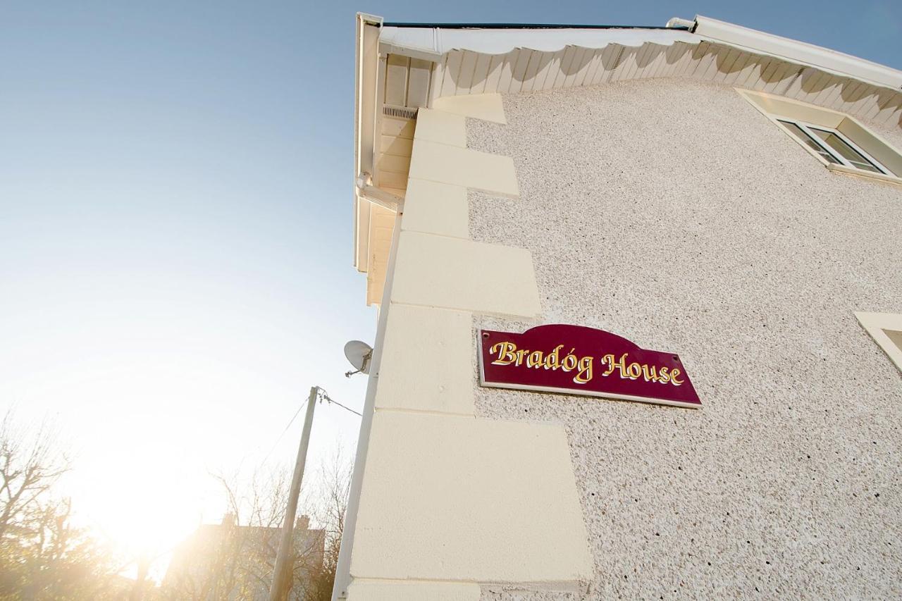 Bradog House - Beautiful 4 Bedroom House In Central バンドラン エクステリア 写真