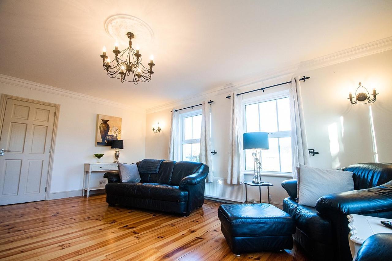Bradog House - Beautiful 4 Bedroom House In Central バンドラン エクステリア 写真